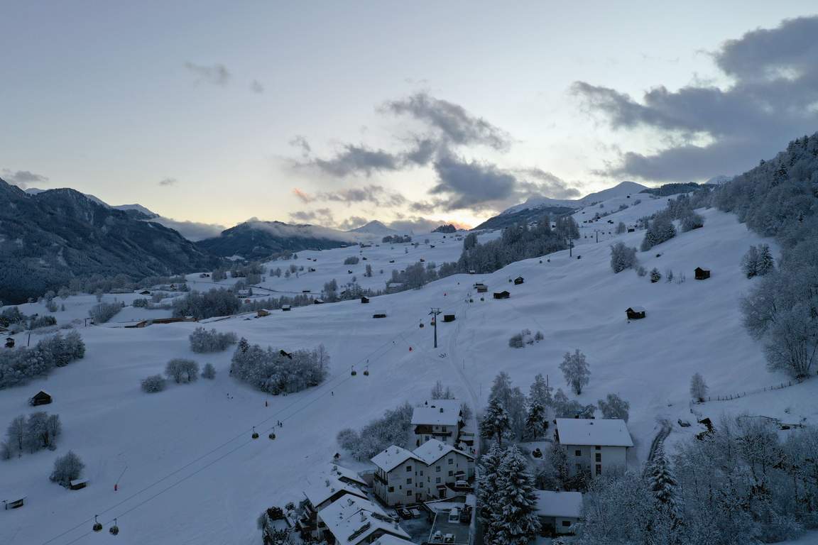Die Gondelbahn über der Talabfahrt von Ladis im Abendlicht