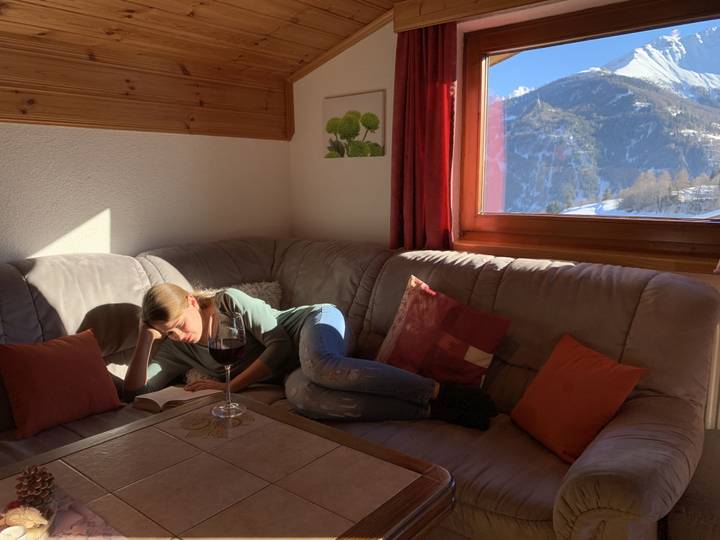 Sitzecke am Fenster mit Bergblick