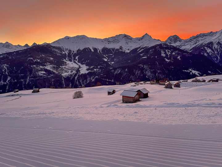 Frisch präparierte Piste im Abendrot