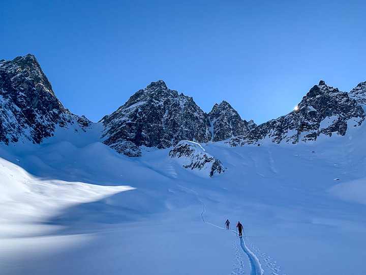 Zwei Skitourengeher im weiten Schneekar